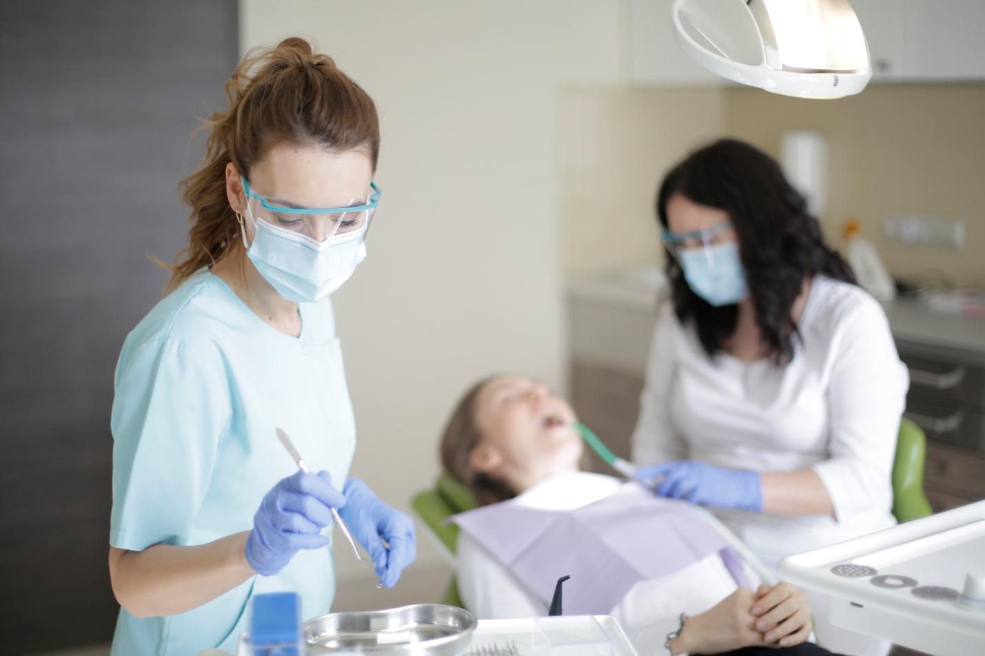 <strong>How to Become a Dental Assistant</strong>