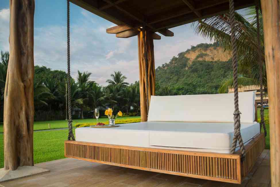 Your complete guide for outdoor teak furniture
