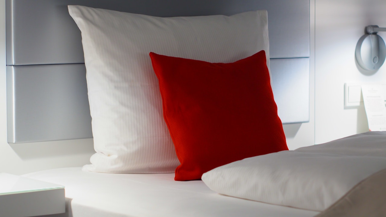 Silk vs. Satin Pillowcase: Which One Is Better for Your Hair?